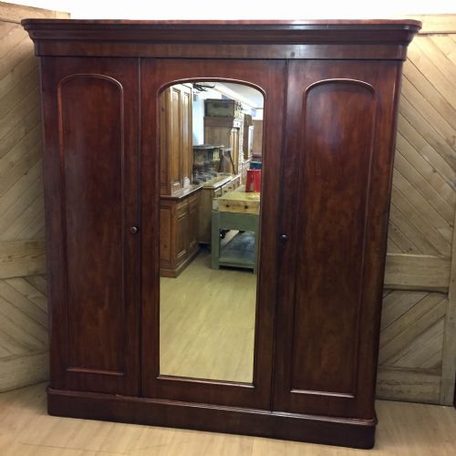 victorian mahogany 3 door wardrobe - CATEGORY: ANTIQUE WARDROBES - DATED VICTORIAN