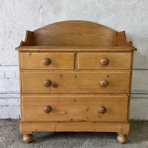 victorian pine chest of drawers with gallery top - CATEGORY: ANTIQUE CHEST OF DRAWERS - DATED VICTORIAN