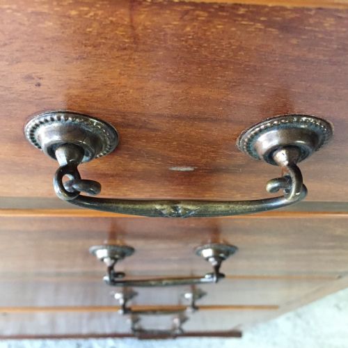 EDWARDIAN MAHOGANY DRESSING CHEST WITH 5 LONG GRADUATED DRAWERS - ADDITIONAL PHOTO 6
