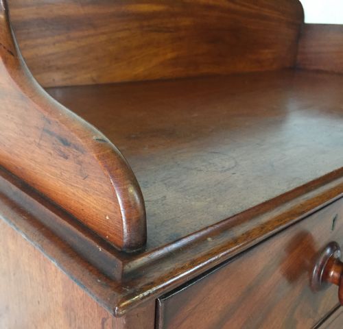 VICTORIAN MAHOGANY CHEST OF DRAWERS WITH GALLERY BACK - ADDITIONAL PHOTO 5