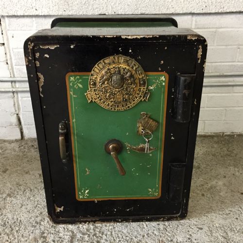 CIRCA 1900 MILNERS SAFE WITH KEYS - ADDITIONAL PHOTO 1