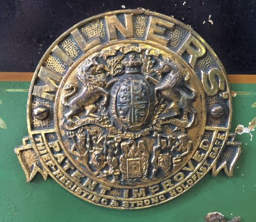 CIRCA 1900 MILNERS SAFE WITH KEYS - ADDITIONAL PHOTO 3