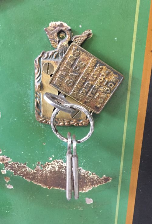 CIRCA 1900 MILNERS SAFE WITH KEYS - ADDITIONAL PHOTO 4