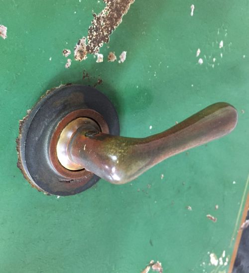 CIRCA 1900 MILNERS SAFE WITH KEYS - ADDITIONAL PHOTO 6