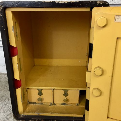 CIRCA 1900 MILNERS SAFE WITH KEYS - ADDITIONAL PHOTO 9