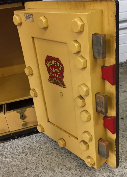CIRCA 1900 MILNERS SAFE WITH KEYS - ADDITIONAL PHOTO 12
