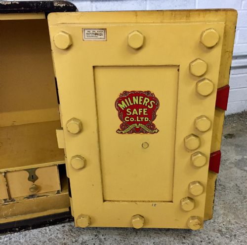CIRCA 1900 MILNERS SAFE WITH KEYS - ADDITIONAL PHOTO 14