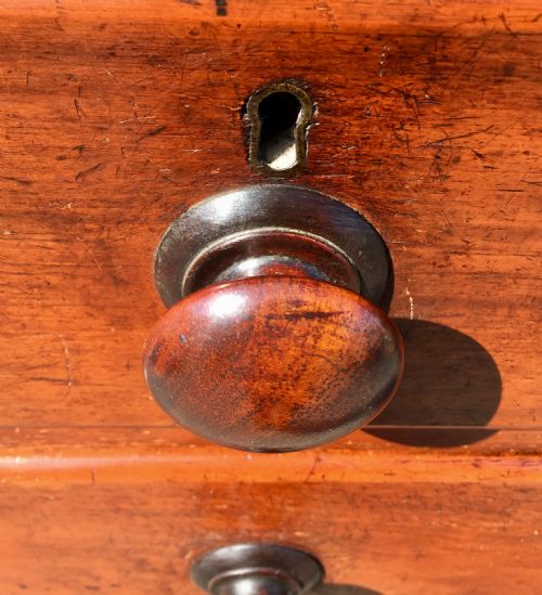VICTORIAN PINE CHEST OF DRAWERS WITH ORIGINAL MAHOGANY STAIN - ADDITIONAL PHOTO 5