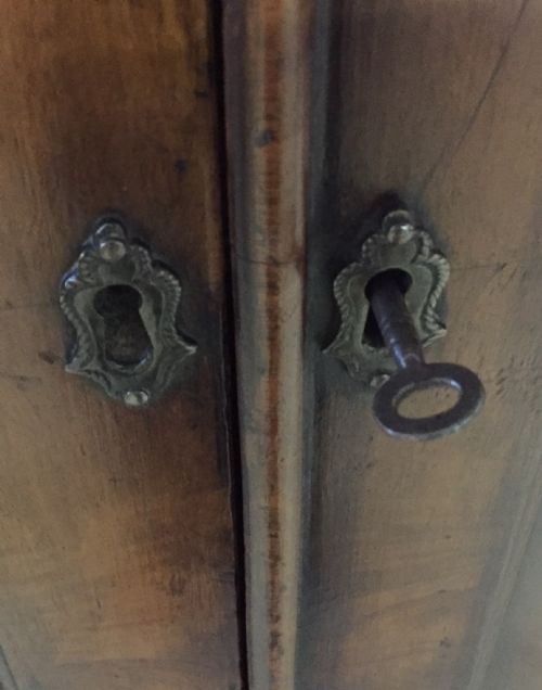 CIRCA 1900 WALNUT DWARF WARDROBE - ADDITIONAL PHOTO 2