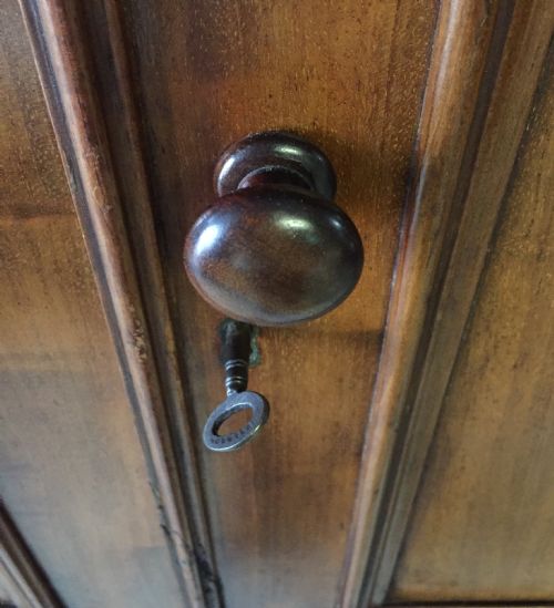 VICTORIAN MAHOGANY DWARF LINEN PRESS WITH KEY - ADDITIONAL PHOTO 4