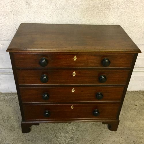 CIRCA 1800 MAHOGANY GRADUATED CHEST OF DRAWERS - ADDITIONAL PHOTO 1