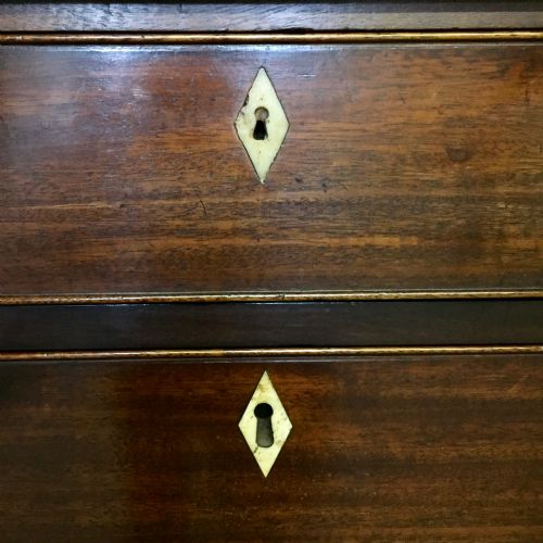 CIRCA 1800 MAHOGANY GRADUATED CHEST OF DRAWERS - ADDITIONAL PHOTO 6