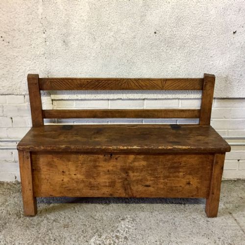 early 19th century european pine bench of small scale - CATEGORY: ANTIQUE FURNITURE - DATED 19TH CENTURY