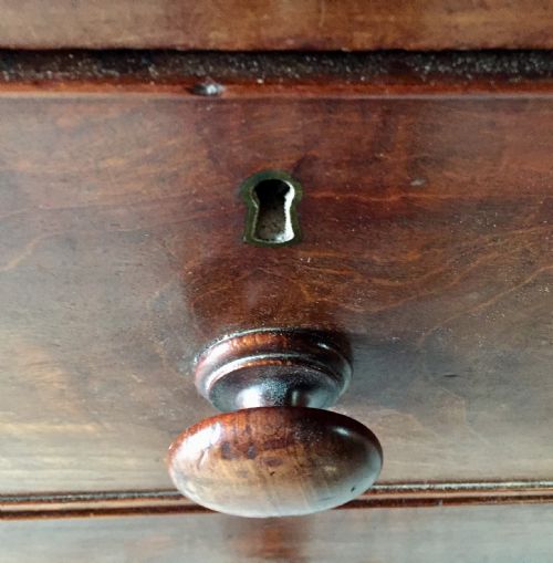VICTORIAN MAHOGANY CHEST OF DRAWERS WITH ORIGINAL TURNED KNOBS AND FEET - ADDITIONAL PHOTO 6