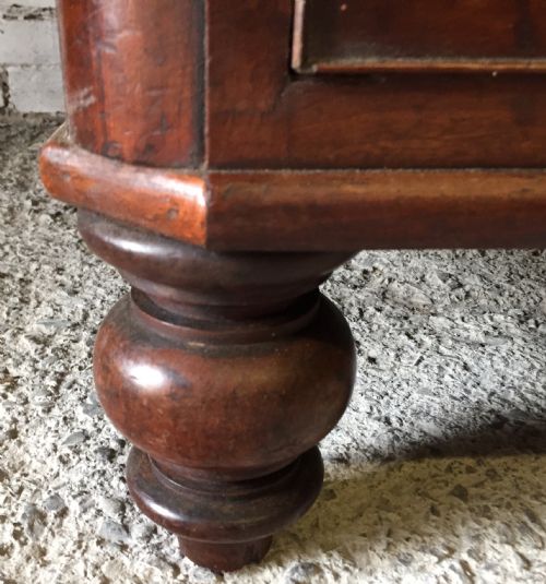 VICTORIAN MAHOGANY CHEST OF DRAWERS WITH ORIGINAL TURNED KNOBS AND FEET - ADDITIONAL PHOTO 7