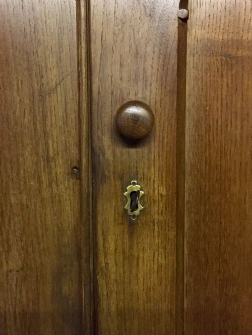 VICTORIAN CHERRY WOOD 4 DOOR CUPBOARD - ADDITIONAL PHOTO 5