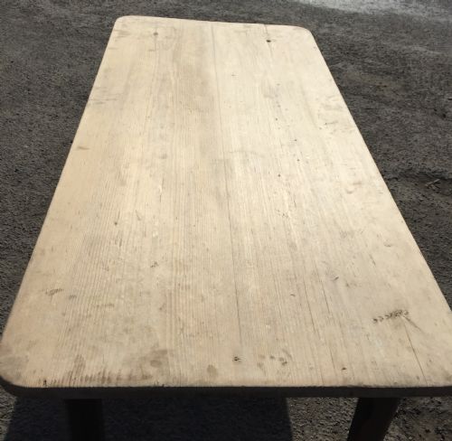 19TH CENTURY PINE SCRUB TOP TABLE IN ORIGINAL PAINT FINISH - ADDITIONAL PHOTO 2
