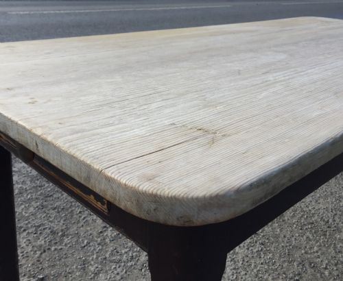 19TH CENTURY PINE SCRUB TOP TABLE IN ORIGINAL PAINT FINISH - ADDITIONAL PHOTO 3