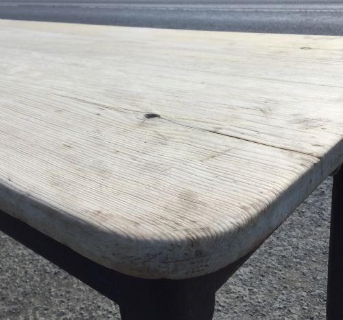 19TH CENTURY PINE SCRUB TOP TABLE IN ORIGINAL PAINT FINISH - ADDITIONAL PHOTO 4