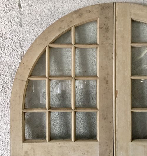 PAIR OF VICTORIAN PINE ARCHED TOP DOORS COMPLETE WITH BRASS FURNITURE AND KEY - ADDITIONAL PHOTO 1