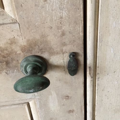 PAIR OF VICTORIAN PINE ARCHED TOP DOORS COMPLETE WITH BRASS FURNITURE AND KEY - ADDITIONAL PHOTO 3