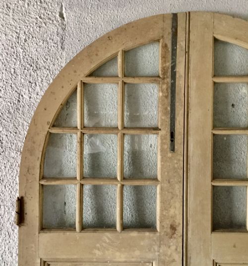 PAIR OF VICTORIAN PINE ARCHED TOP DOORS COMPLETE WITH BRASS FURNITURE AND KEY - ADDITIONAL PHOTO 9