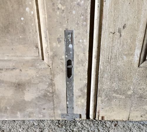 PAIR OF VICTORIAN PINE ARCHED TOP DOORS COMPLETE WITH BRASS FURNITURE AND KEY - ADDITIONAL PHOTO 12