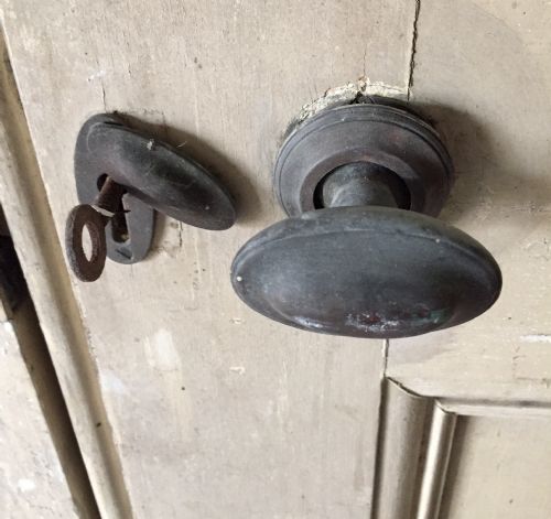 PAIR OF VICTORIAN PINE ARCHED TOP DOORS COMPLETE WITH BRASS FURNITURE AND KEY - ADDITIONAL PHOTO 15
