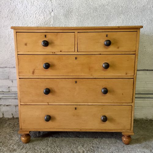 victorian pine chest of drawers with original turned knobs and feet - CATEGORY: ANTIQUE CHEST OF DRAWERS - DATED VICTORIAN