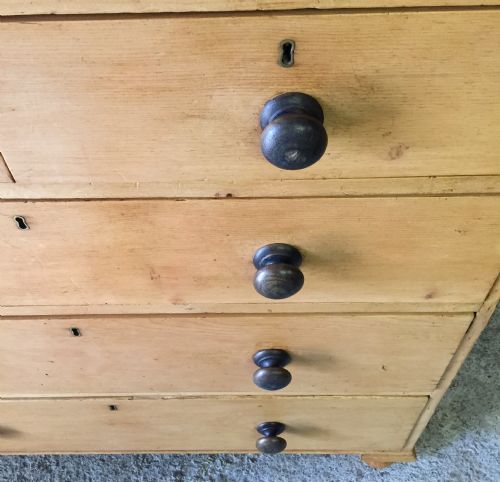 VICTORIAN PINE CHEST OF DRAWERS WITH ORIGINAL TURNED KNOBS AND FEET - ADDITIONAL PHOTO 3