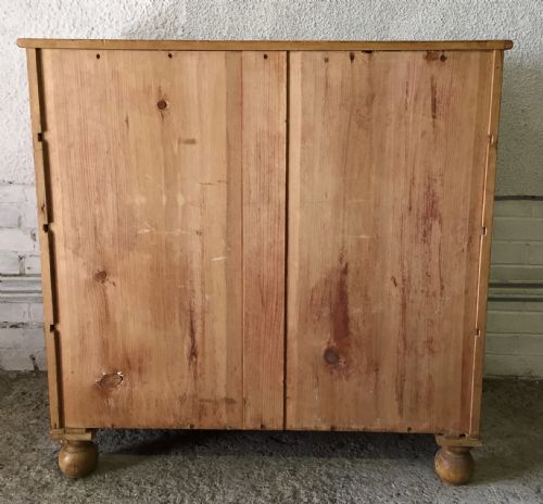 VICTORIAN PINE CHEST OF DRAWERS WITH ORIGINAL TURNED KNOBS AND FEET - ADDITIONAL PHOTO 6