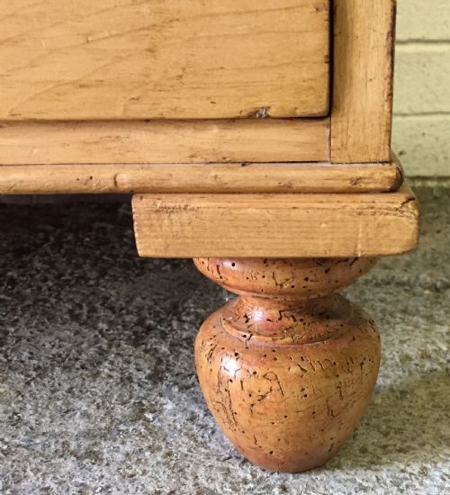 VICTORIAN PINE CHEST OF DRAWERS WITH ORIGINAL TURNED KNOBS AND FEET - ADDITIONAL PHOTO 7