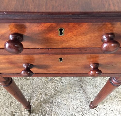 EARLY VICTORIAN MAHOGANY WORK TABLE WITH DROP FLAPS AND COMPLETE WITH ORIGINAL KNOBS AND ON ORIGINAL BRASS CASTORS - ADDITIONAL PHOTO 6