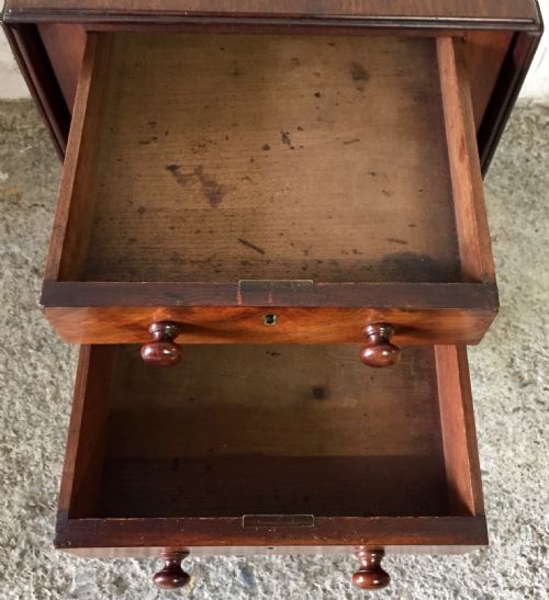 EARLY VICTORIAN MAHOGANY WORK TABLE WITH DROP FLAPS AND COMPLETE WITH ORIGINAL KNOBS AND ON ORIGINAL BRASS CASTORS - ADDITIONAL PHOTO 7