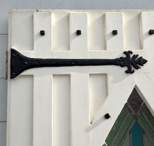 1920S EXTERNAL PINE PAINTED DOOR WITH FAUX STRAP HINGES AND LEAD LIGHT LOZENGE SHAPE PANEL - ADDITIONAL PHOTO 1