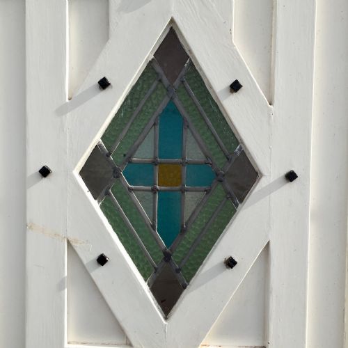 1920S EXTERNAL PINE PAINTED DOOR WITH FAUX STRAP HINGES AND LEAD LIGHT LOZENGE SHAPE PANEL - ADDITIONAL PHOTO 2