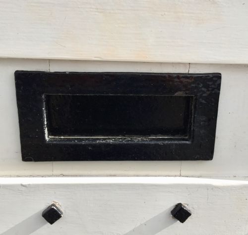 1920S EXTERNAL PINE PAINTED DOOR WITH FAUX STRAP HINGES AND LEAD LIGHT LOZENGE SHAPE PANEL - ADDITIONAL PHOTO 3