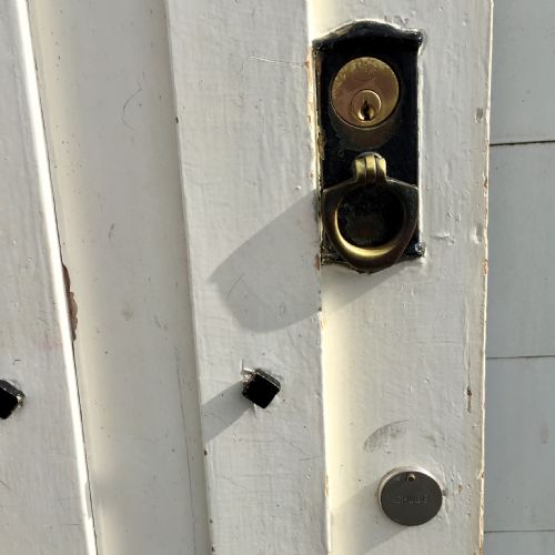 1920S EXTERNAL PINE PAINTED DOOR WITH FAUX STRAP HINGES AND LEAD LIGHT LOZENGE SHAPE PANEL - ADDITIONAL PHOTO 4