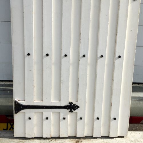 1920S EXTERNAL PINE PAINTED DOOR WITH FAUX STRAP HINGES AND LEAD LIGHT LOZENGE SHAPE PANEL - ADDITIONAL PHOTO 5