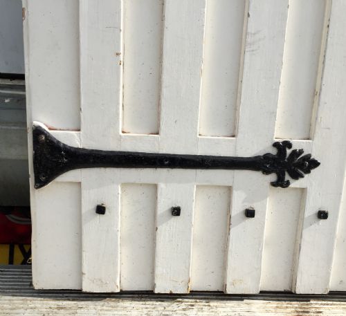 1920S EXTERNAL PINE PAINTED DOOR WITH FAUX STRAP HINGES AND LEAD LIGHT LOZENGE SHAPE PANEL - ADDITIONAL PHOTO 6