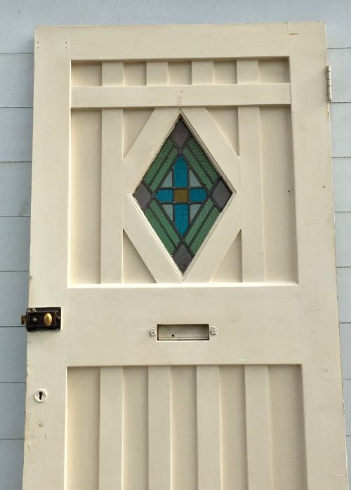 1920S EXTERNAL PINE PAINTED DOOR WITH FAUX STRAP HINGES AND LEAD LIGHT LOZENGE SHAPE PANEL - ADDITIONAL PHOTO 8