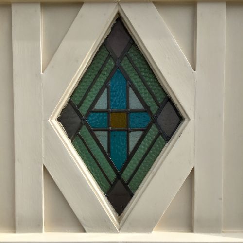 1920S EXTERNAL PINE PAINTED DOOR WITH FAUX STRAP HINGES AND LEAD LIGHT LOZENGE SHAPE PANEL - ADDITIONAL PHOTO 9