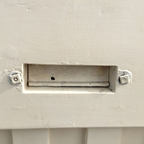 1920S EXTERNAL PINE PAINTED DOOR WITH FAUX STRAP HINGES AND LEAD LIGHT LOZENGE SHAPE PANEL - ADDITIONAL PHOTO 10