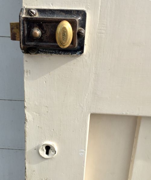 1920S EXTERNAL PINE PAINTED DOOR WITH FAUX STRAP HINGES AND LEAD LIGHT LOZENGE SHAPE PANEL - ADDITIONAL PHOTO 11
