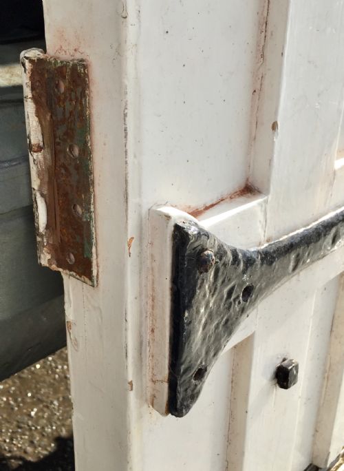 1920S EXTERNAL PINE PAINTED DOOR WITH FAUX STRAP HINGES AND LEAD LIGHT LOZENGE SHAPE PANEL - ADDITIONAL PHOTO 13