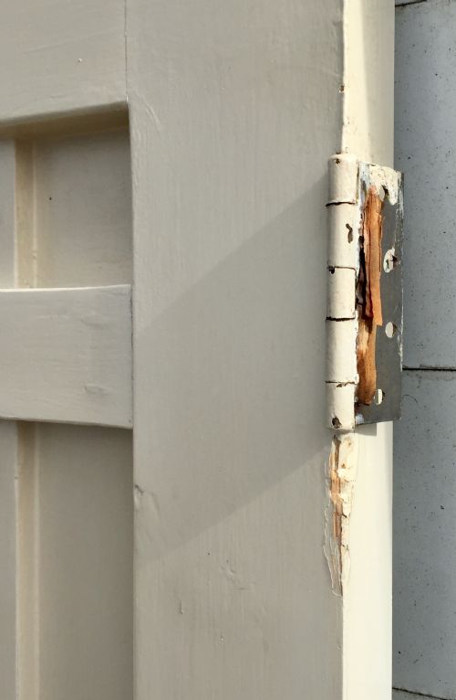 1920S EXTERNAL PINE PAINTED DOOR WITH FAUX STRAP HINGES AND LEAD LIGHT LOZENGE SHAPE PANEL - ADDITIONAL PHOTO 14