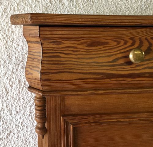 CIRCA 1900 PITCH PINE CUPBOARD WITH SHELVES AND 3 DRAWERS - ADDITIONAL PHOTO 3