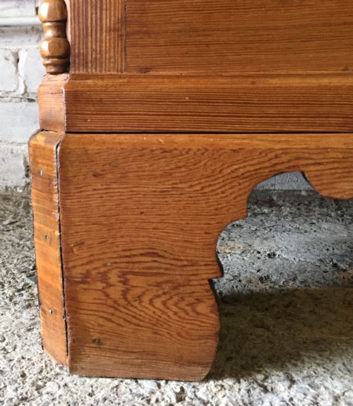 CIRCA 1900 PITCH PINE CUPBOARD WITH SHELVES AND 3 DRAWERS - ADDITIONAL PHOTO 12