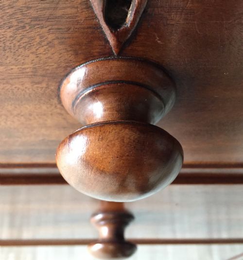 GEORGIAN MAHOGANY CHEST OF DRAWERS RAISED ON BRACKET FEET - ADDITIONAL PHOTO 4