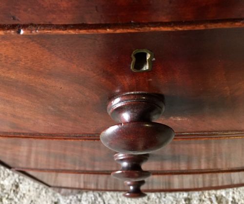GEORGIAN MAHOGANY BOW FRONT CHEST OF DRAWERS RAISED ON BRACKET FEET - ADDITIONAL PHOTO 3